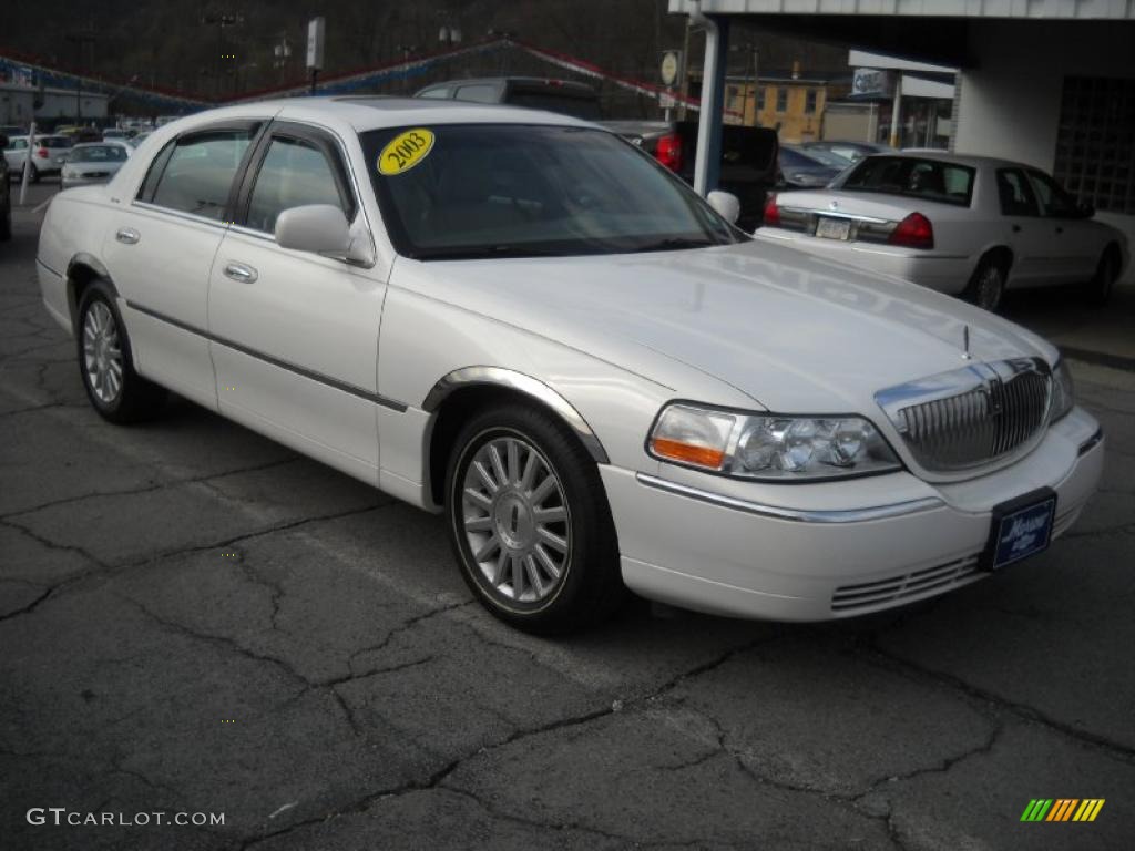 White Pearl 2003 Lincoln Town Car Signature Exterior Photo #47880221