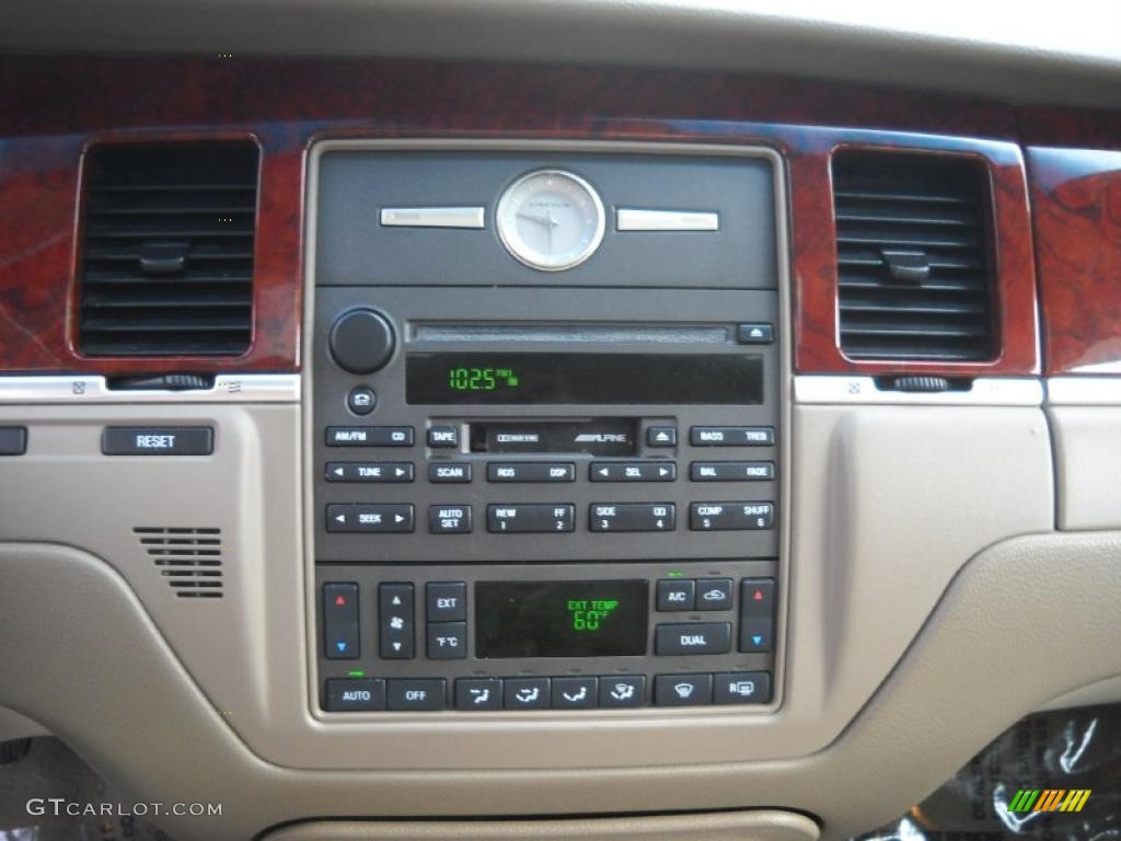 2003 Lincoln Town Car Signature Controls Photo #47880254