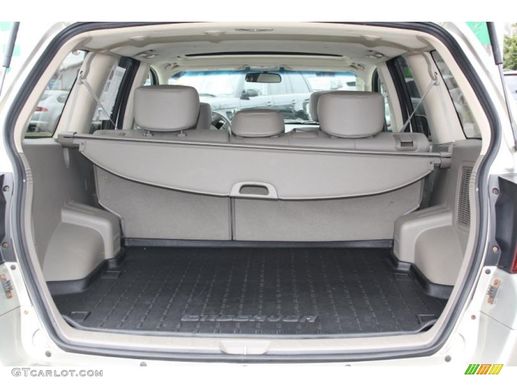 2007 Mitsubishi Endeavor SE AWD Trunk Photo #47884649