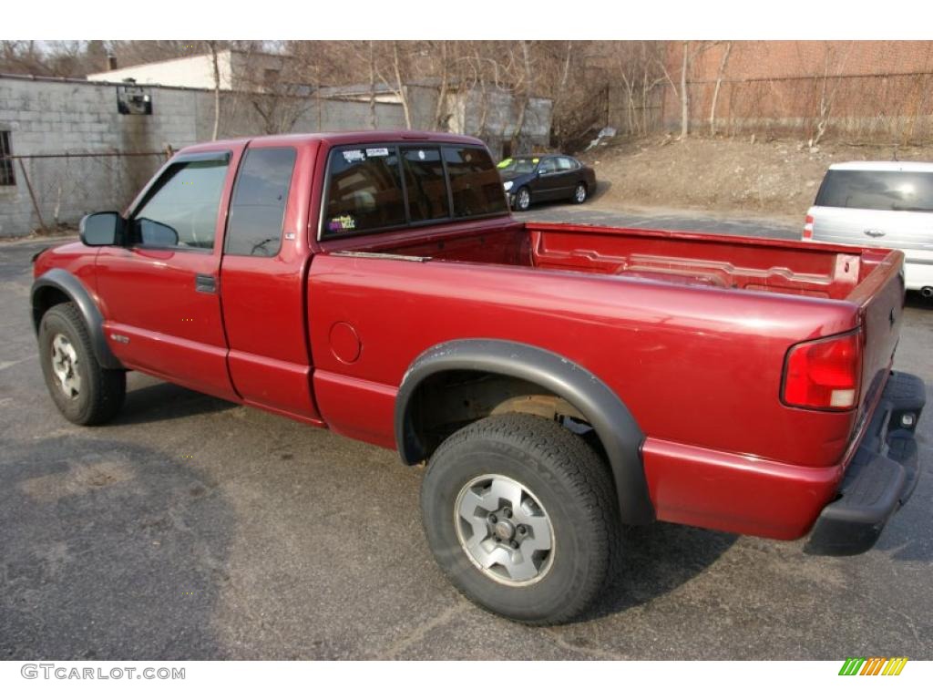 2001 S10 LS Extended Cab 4x4 - Dark Cherry Red Metallic / Graphite photo #7