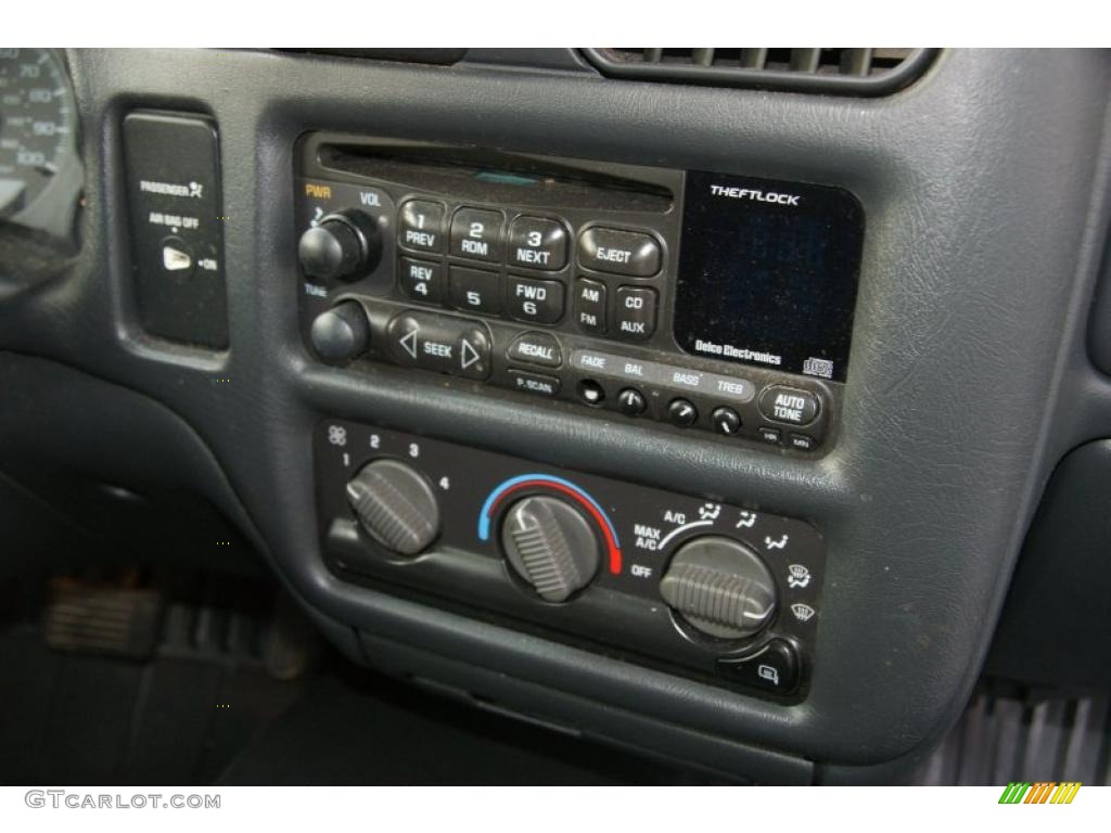 2001 Chevrolet S10 LS Extended Cab 4x4 Controls Photos