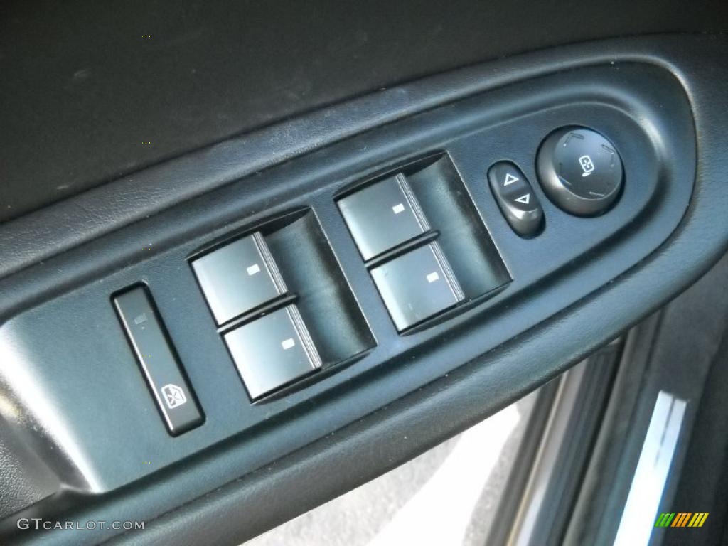 2009 GMC Acadia SLE AWD Controls Photo #47897681
