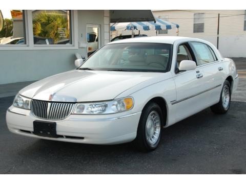2002 Lincoln Town Car Executive Data, Info and Specs