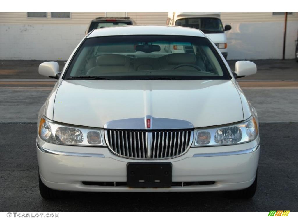 2002 Town Car Executive - Vibrant White / Light Parchment photo #4