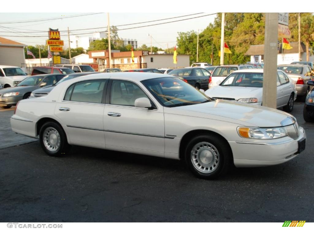 Vibrant White 2002 Lincoln Town Car Executive Exterior Photo #47903111