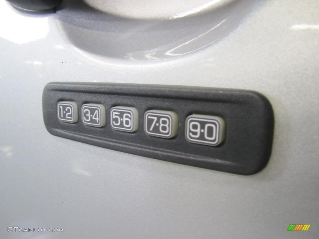 2009 Escape XLT V6 4WD - Brilliant Silver Metallic / Charcoal photo #10