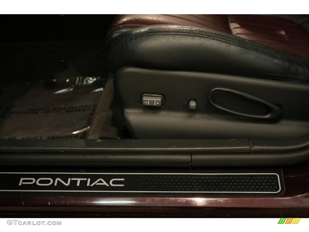 2002 Pontiac Grand Prix GT Sedan Marks and Logos Photos
