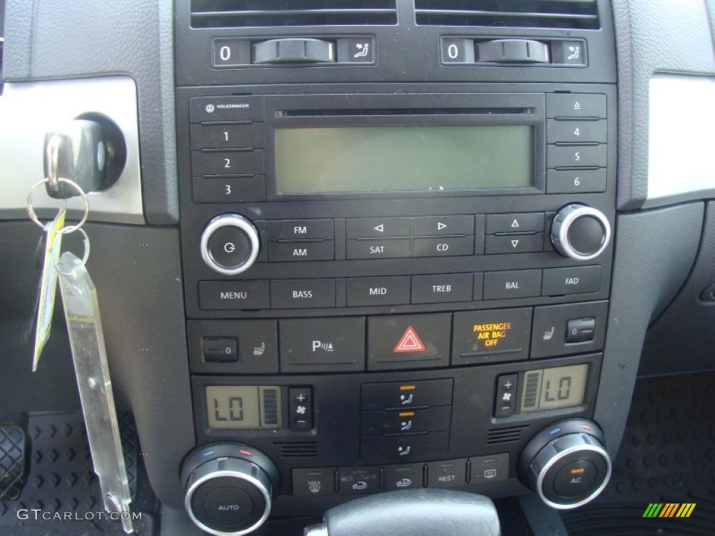 2009 Volkswagen Touareg 2 VR6 Controls Photo #47909424