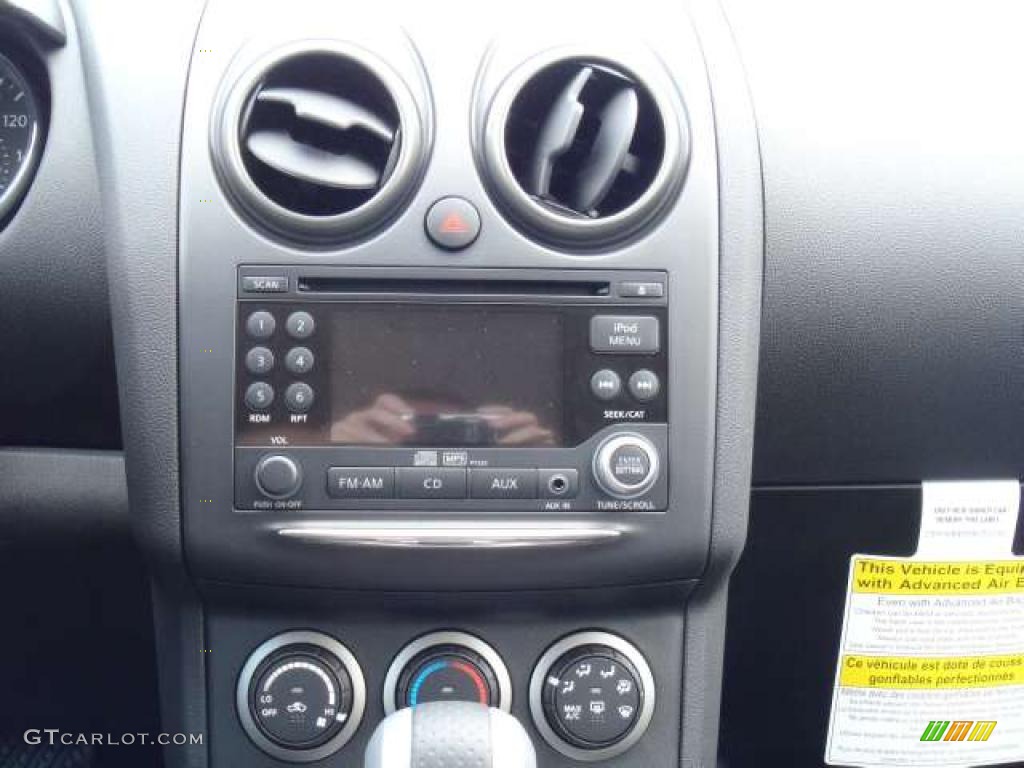 2011 Rogue SV - Pearl White / Black photo #8