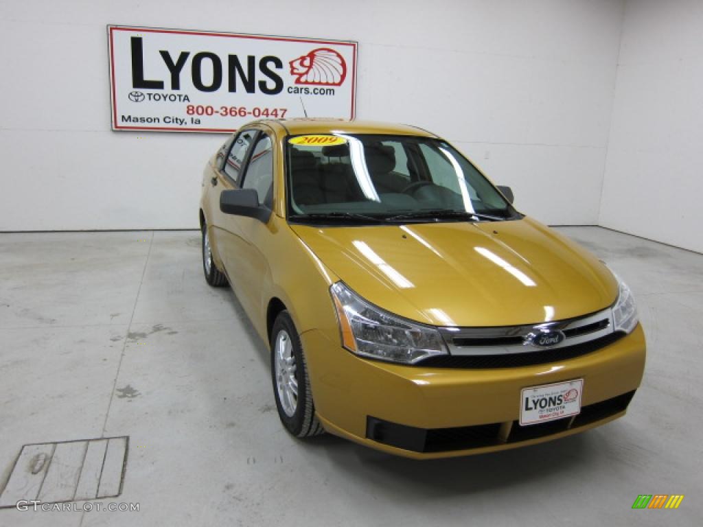 2009 Focus SE Sedan - Amber Gold Metallic / Medium Stone photo #26