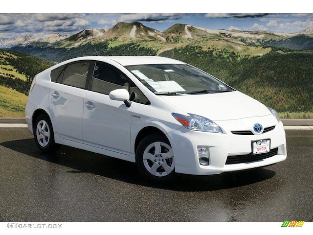 Blizzard White Pearl Toyota Prius