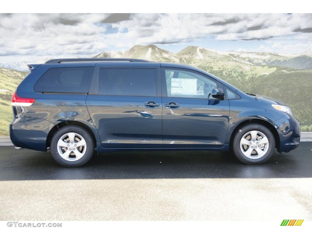 2011 Sienna LE - South Pacific Blue Pearl / Light Gray photo #2