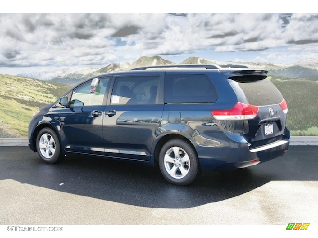 2011 Sienna LE - South Pacific Blue Pearl / Light Gray photo #3