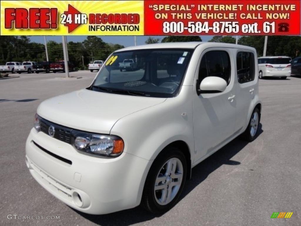 White Pearl Nissan Cube