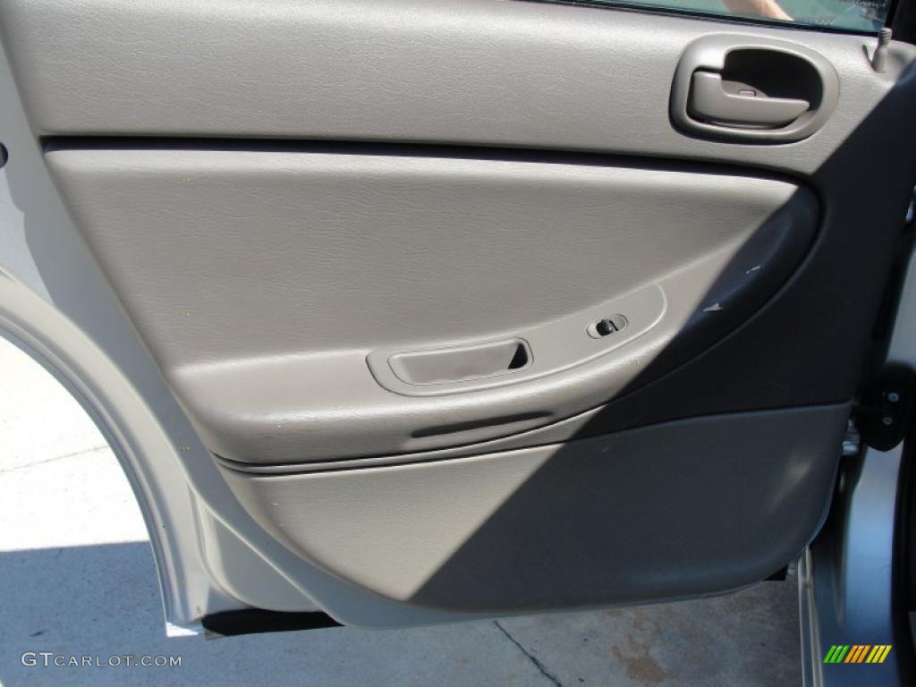 2004 Sebring LX Sedan - Bright Silver Metallic / Dark Slate Gray photo #38