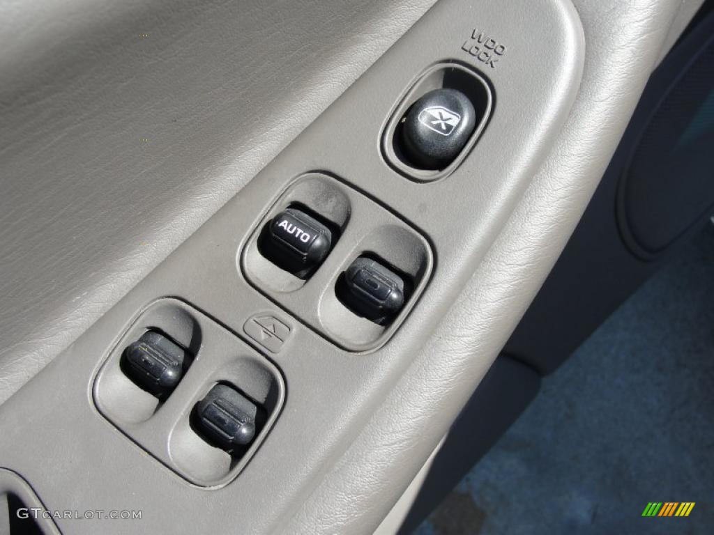 2004 Sebring LX Sedan - Bright Silver Metallic / Dark Slate Gray photo #42