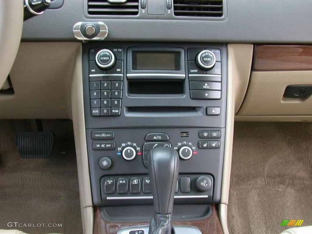2010 Volvo XC90 3.2 AWD Controls Photo #47939139