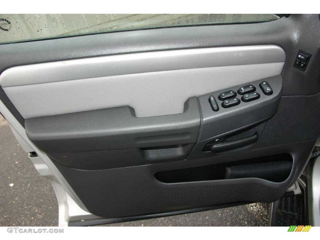 2004 Mercury Mountaineer V8 AWD Midnight Grey Door Panel Photo #47943537