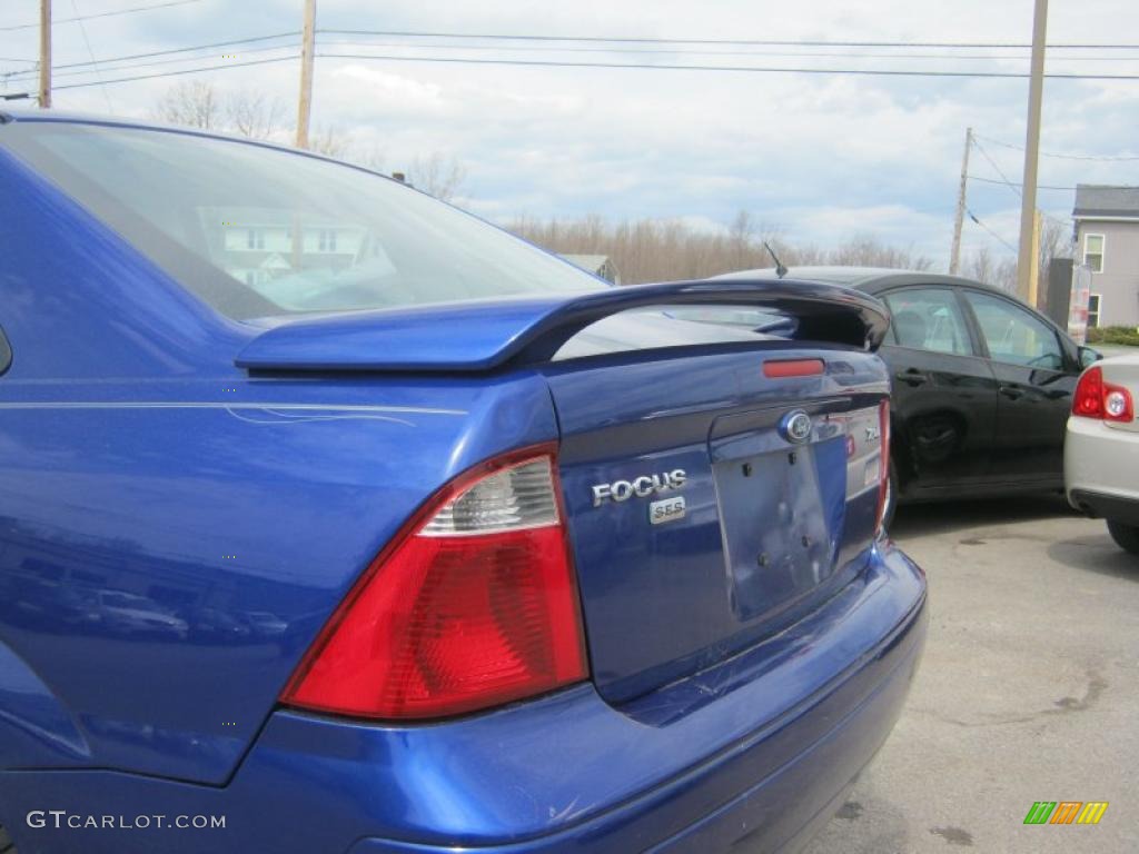 2005 Focus ZX4 SES Sedan - French Blue Metallic / Dark Flint/Light Flint photo #11