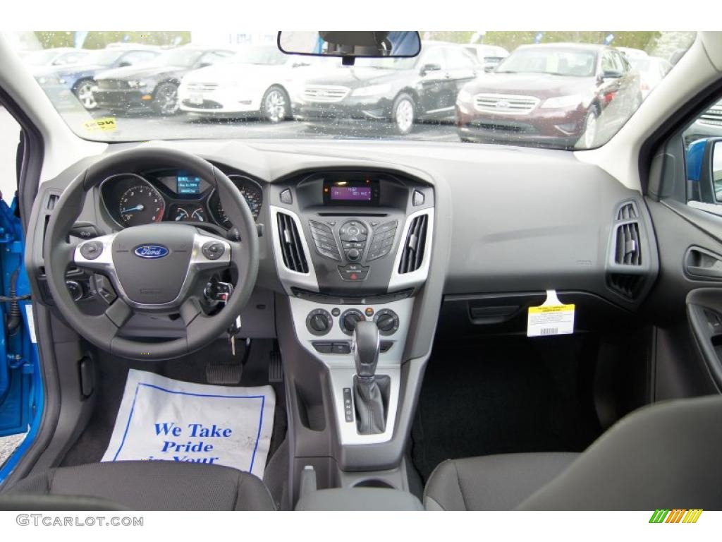 2012 Focus SE Sedan - Blue Candy Metallic / Charcoal Black photo #17