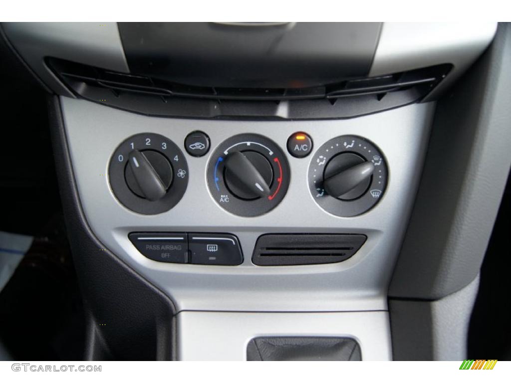 2012 Ford Focus SE Sedan Controls Photo #47956242