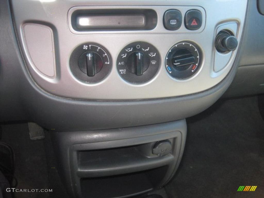 2004 Ford Escape XLT V6 Controls Photo #47960403