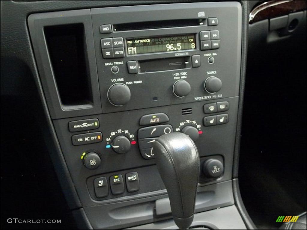 2002 Volvo S60 2.4T Controls Photo #47962698