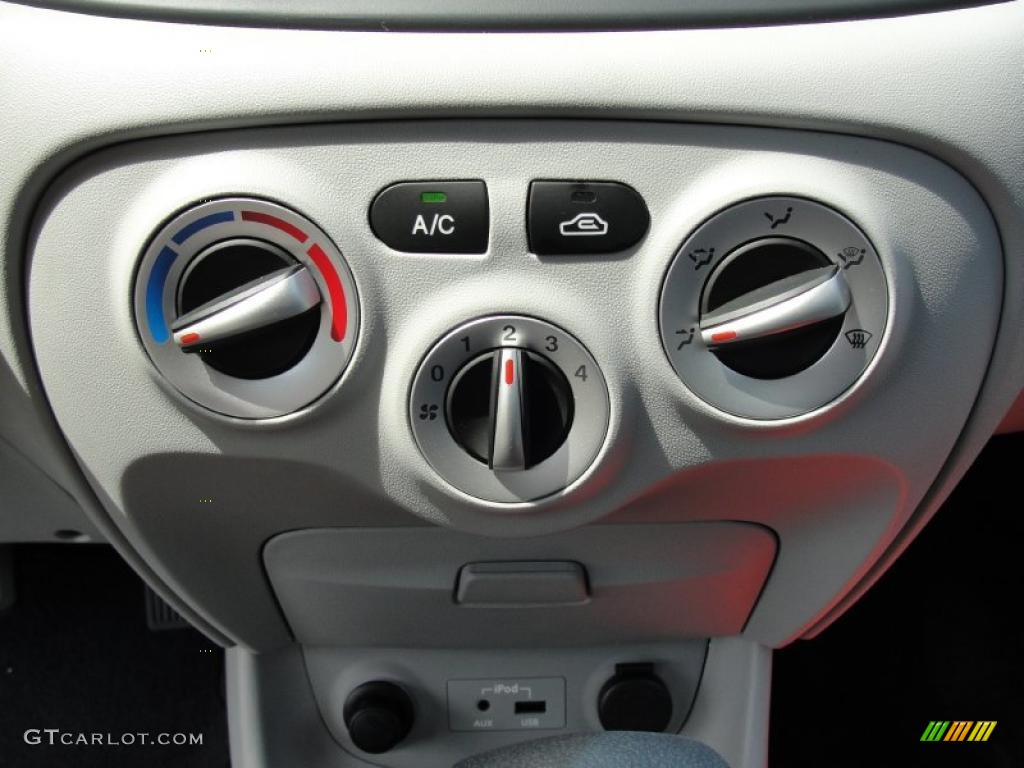 2011 Hyundai Accent GLS 4 Door Controls Photo #47967893