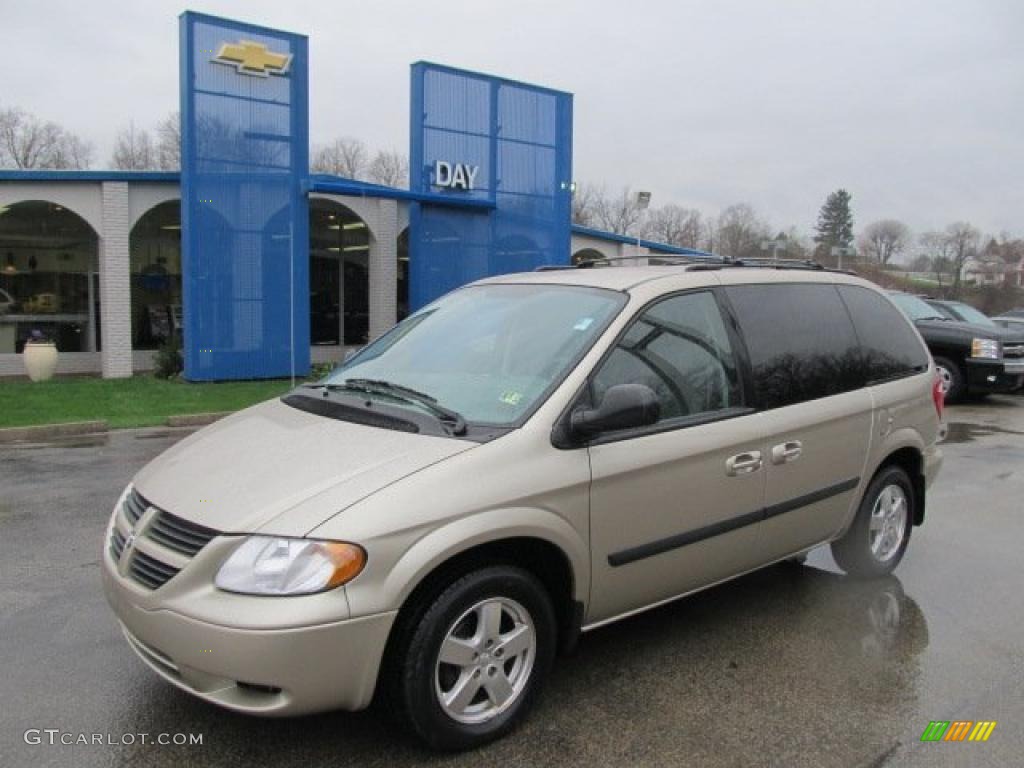 2005 Caravan SXT - Linen Gold Metallic / Dark Khaki/Light Graystone photo #1