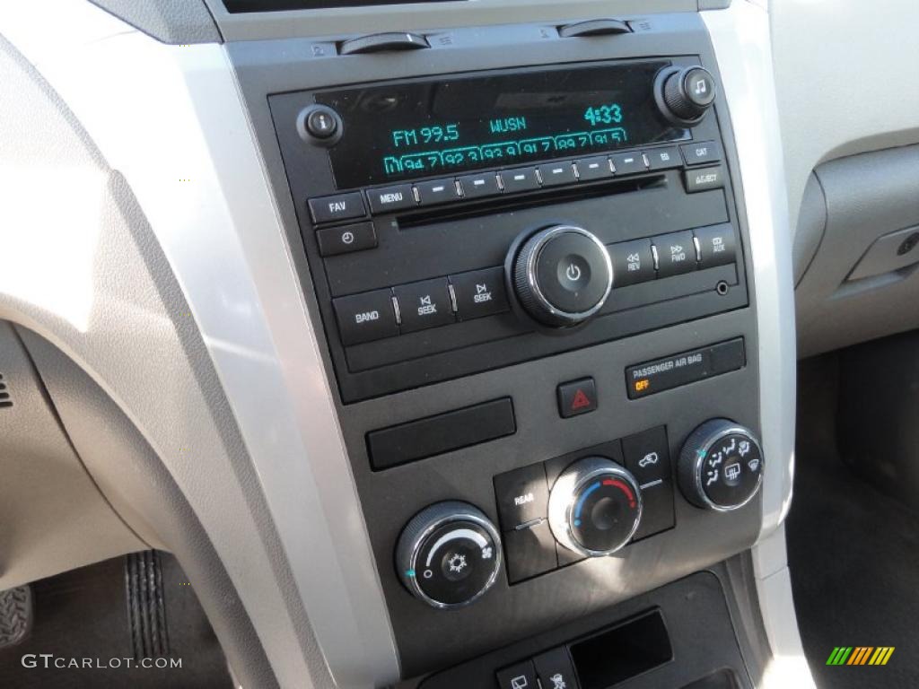 2010 Traverse LS - Silver Ice Metallic / Ebony photo #19