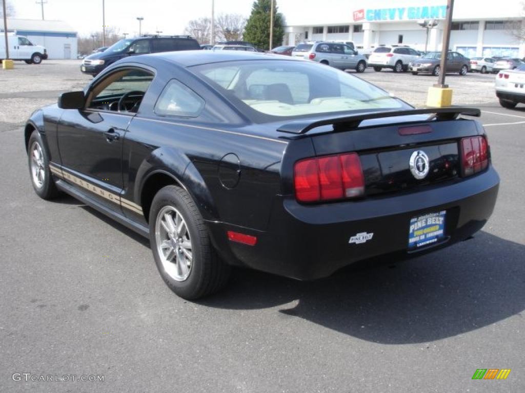 2005 Mustang V6 Premium Coupe - Black / Medium Parchment photo #6
