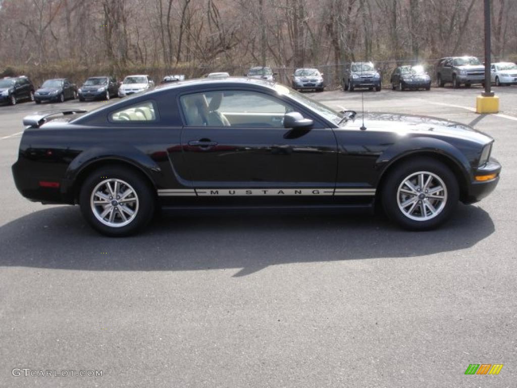 2005 Mustang V6 Premium Coupe - Black / Medium Parchment photo #7