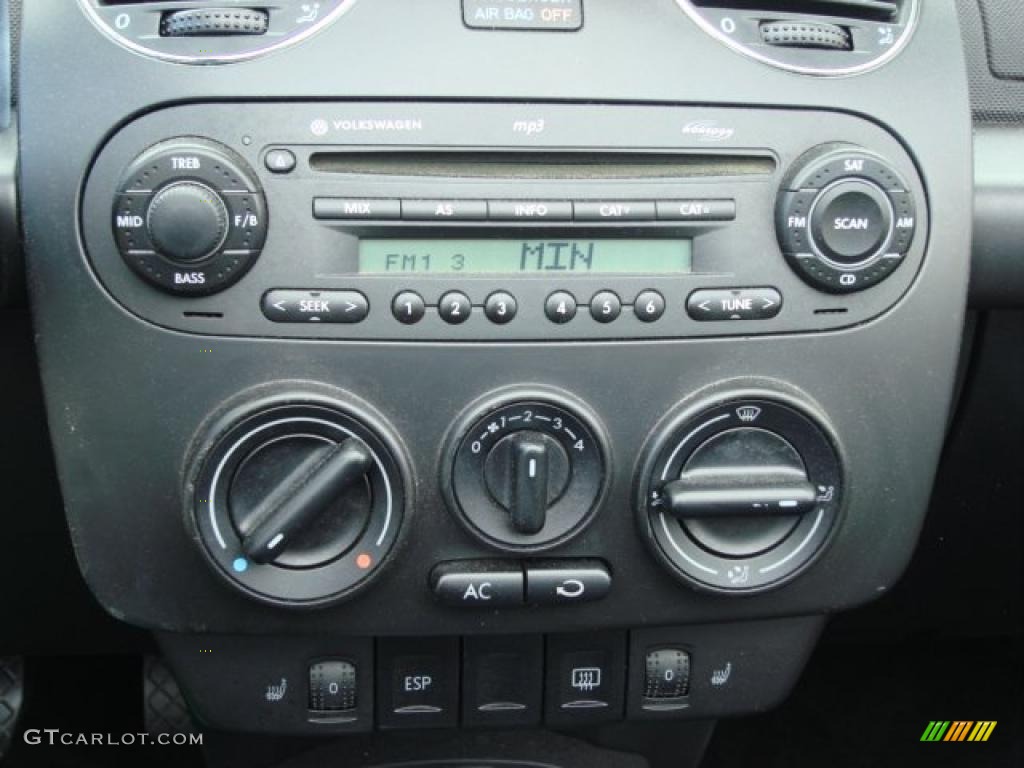 2006 Volkswagen New Beetle 2.5 Convertible Controls Photo #47994045