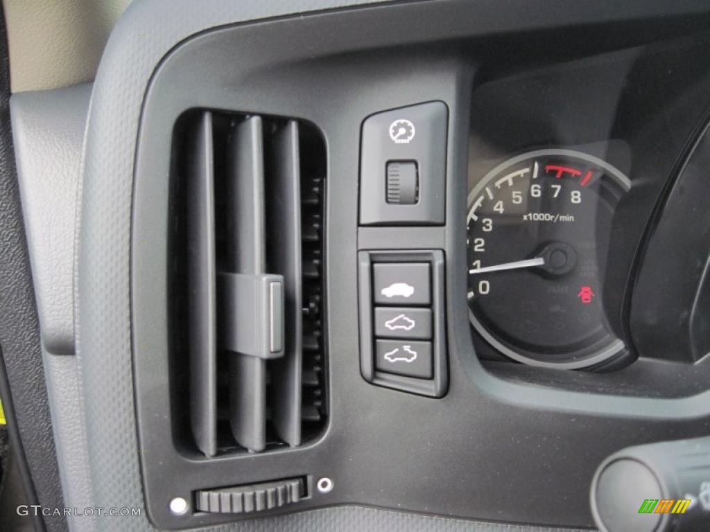 2011 Honda Ridgeline RTL Controls Photo #48005670