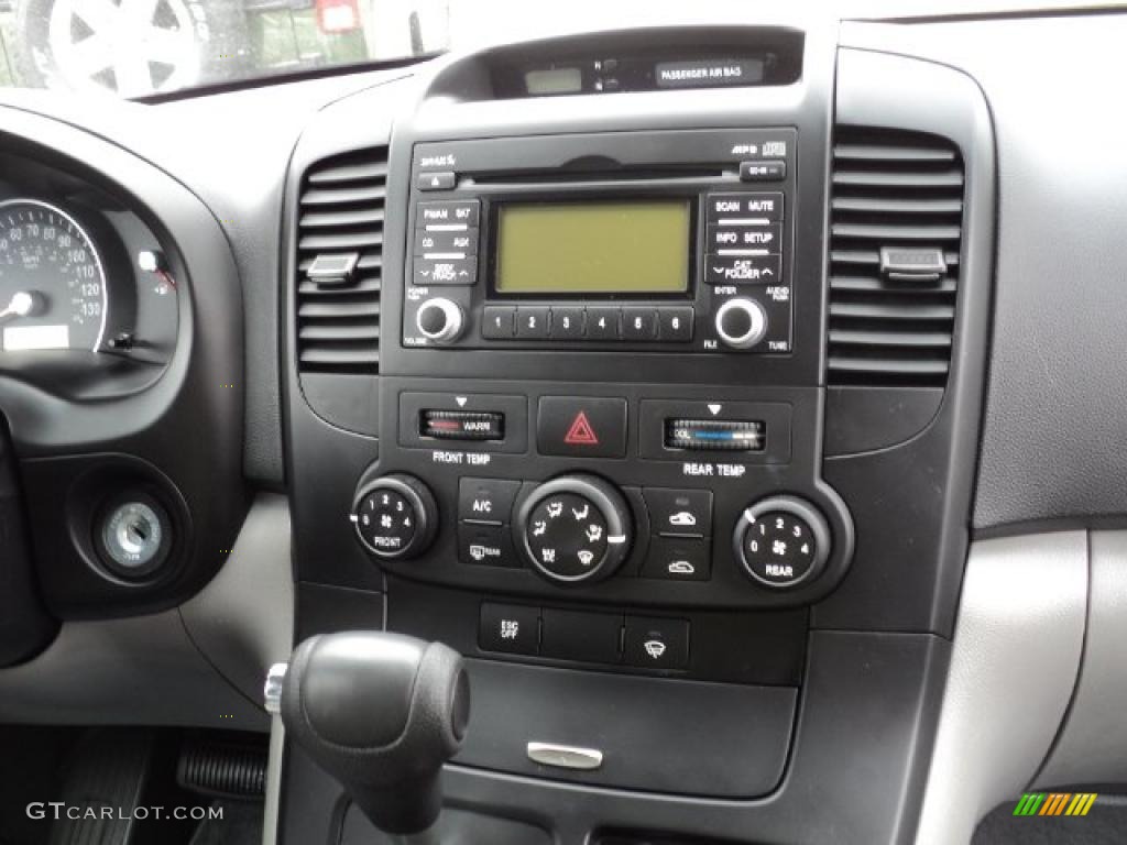 2009 Kia Sedona LX Controls Photo #48006781