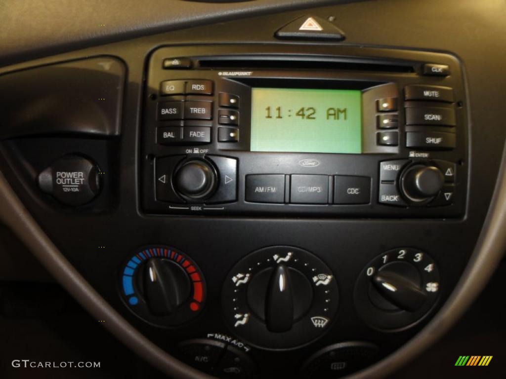 2003 Ford Focus SE Sedan Controls Photo #48017060