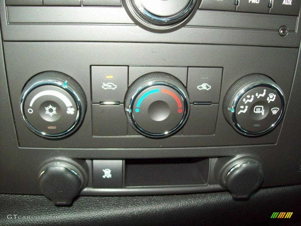 2011 Chevrolet Silverado 2500HD LT Crew Cab 4x4 Controls Photo #48032891