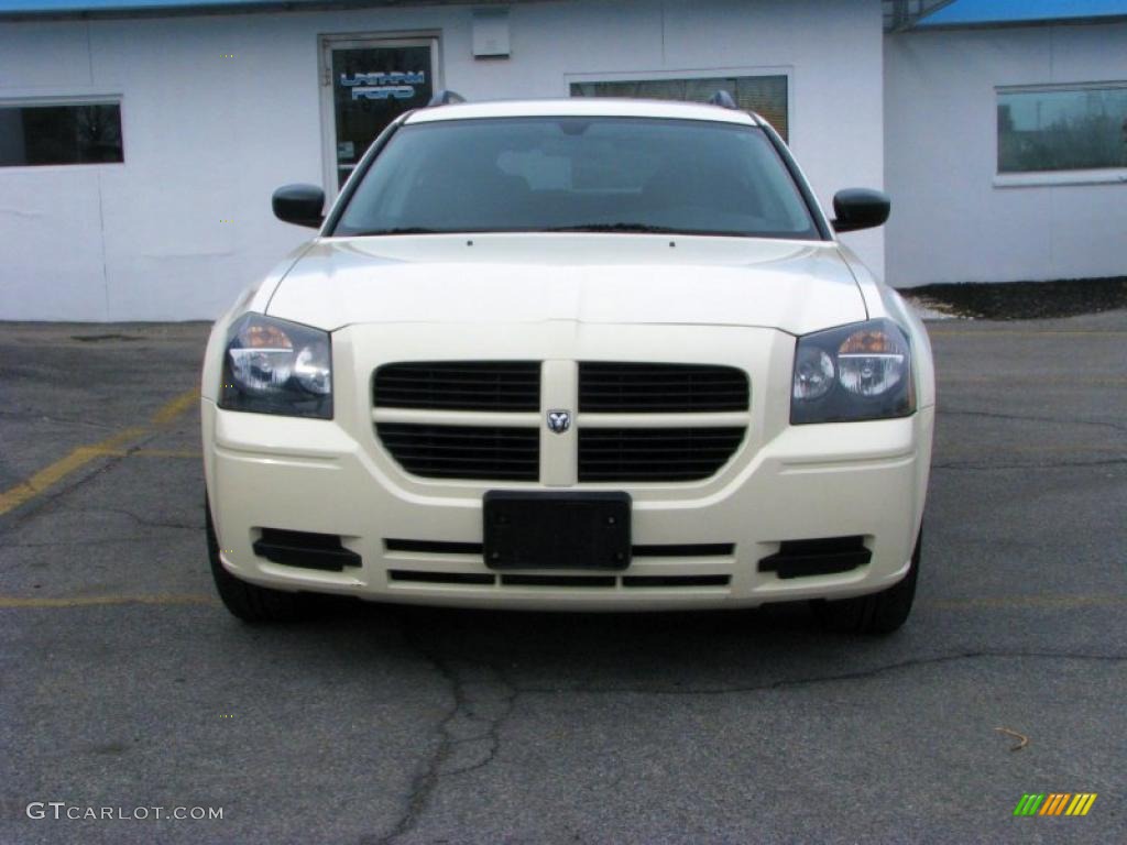 2005 Magnum SXT AWD - Cool Vanilla White / Dark Slate Gray/Medium Slate Gray photo #2