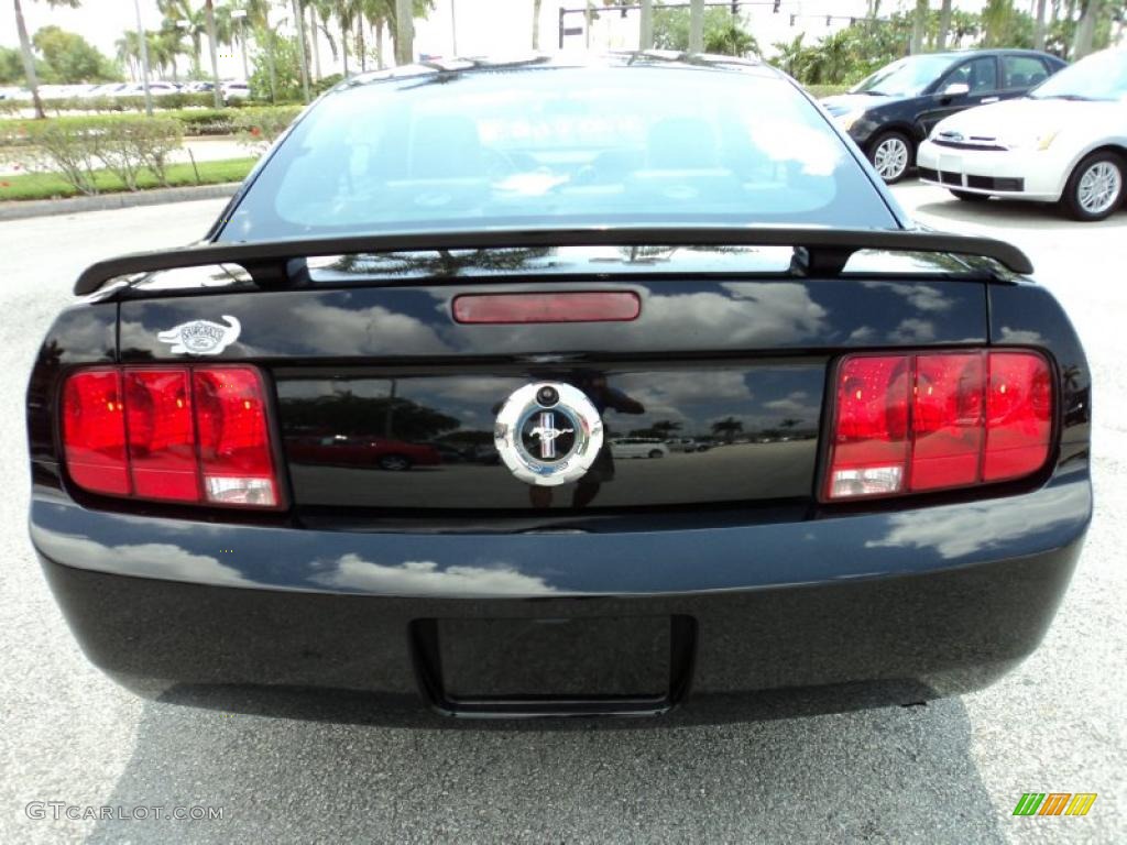 2005 Mustang V6 Premium Coupe - Black / Dark Charcoal photo #7