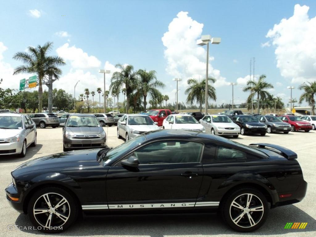 2005 Mustang V6 Premium Coupe - Black / Dark Charcoal photo #9