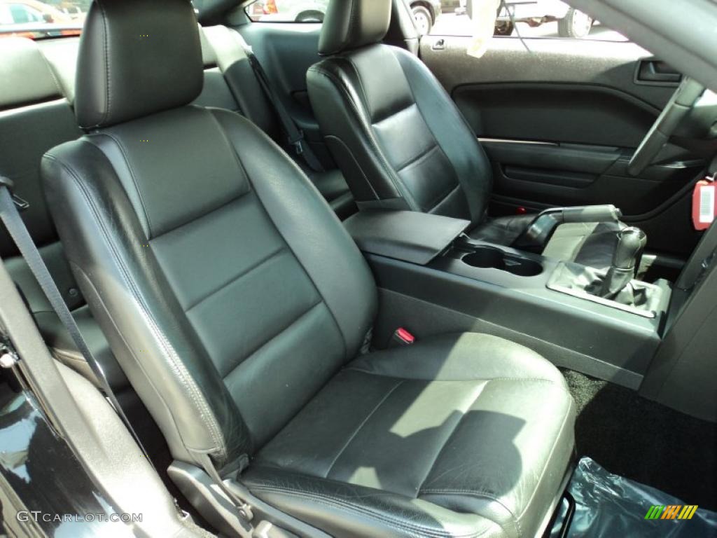 2005 Mustang V6 Premium Coupe - Black / Dark Charcoal photo #19