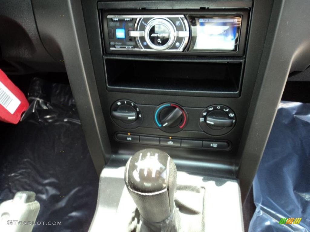 2005 Mustang V6 Premium Coupe - Black / Dark Charcoal photo #25