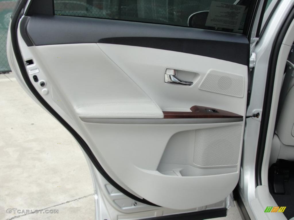 2011 Toyota Venza V6 Light Gray Door Panel Photo #48048191