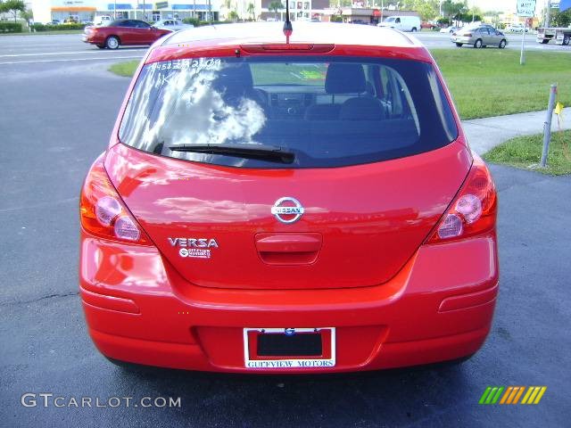 2009 Versa 1.8 S Hatchback - Red Alert / Charcoal photo #4