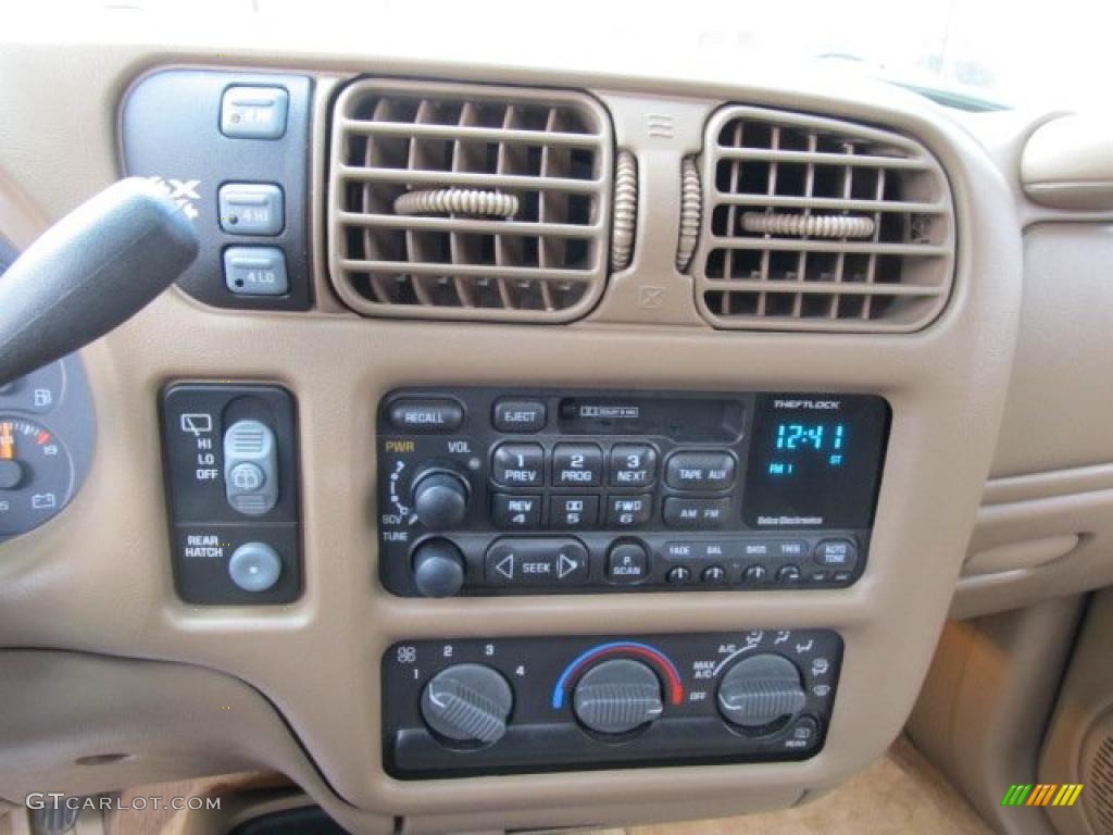 2000 Chevrolet Blazer LS 4x4 Controls Photo #48055376