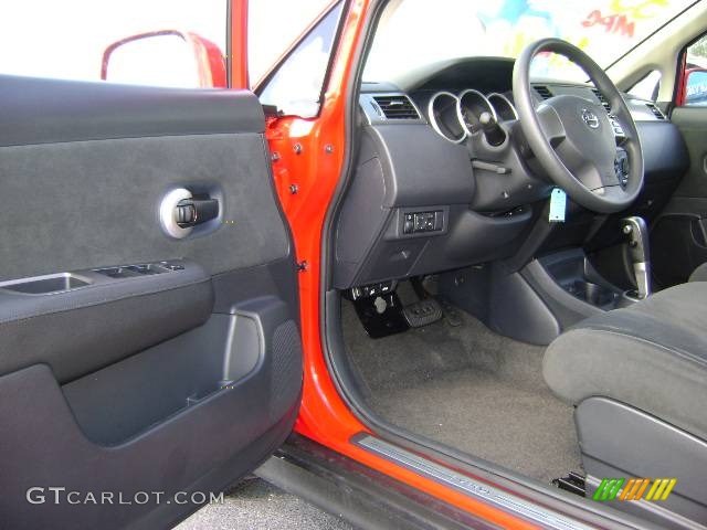 2009 Versa 1.8 S Hatchback - Red Alert / Charcoal photo #12