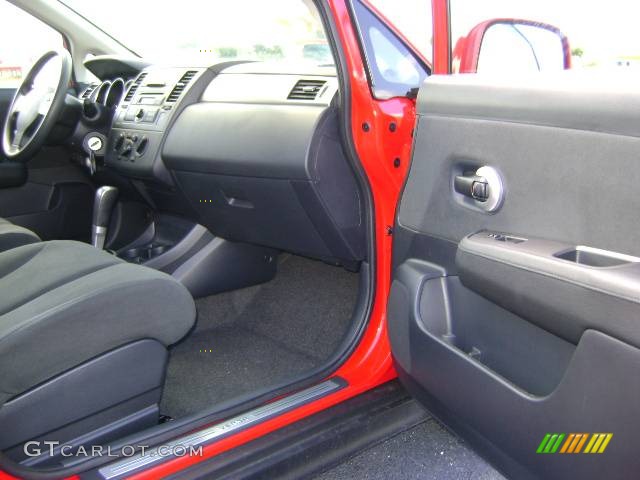 2009 Versa 1.8 S Hatchback - Red Alert / Charcoal photo #16