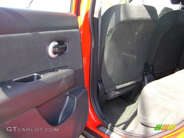 2009 Versa 1.8 S Hatchback - Red Alert / Charcoal photo #18