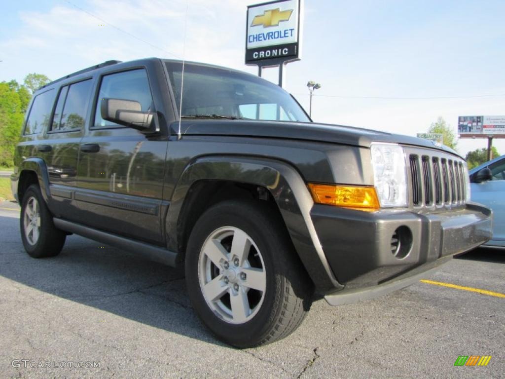 Dark Khaki Pearl Jeep Commander