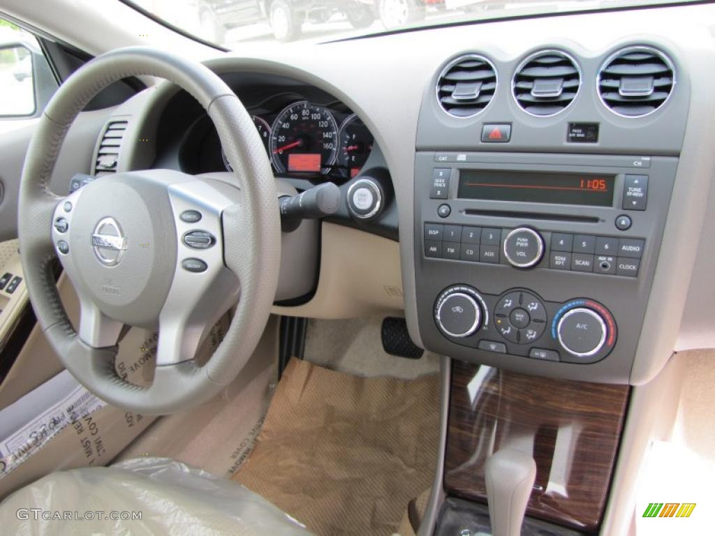 2011 Nissan Altima 2.5 S Coupe Blond Dashboard Photo #48066542